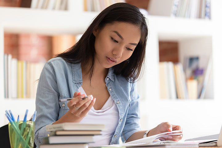 Student making a citation in MLA, APA and Chicago/Turabian