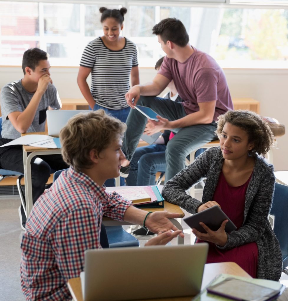 alunos aprendendo sobre pesquisa